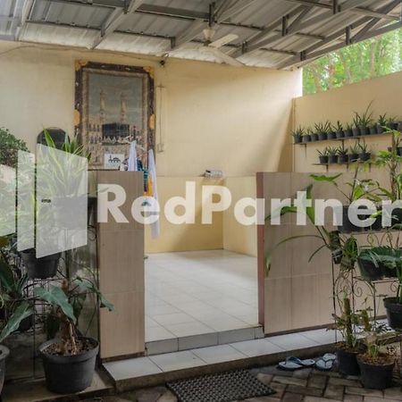 Vandhela Homestay Syariah Mitra Reddoorz Surabaya Exterior foto